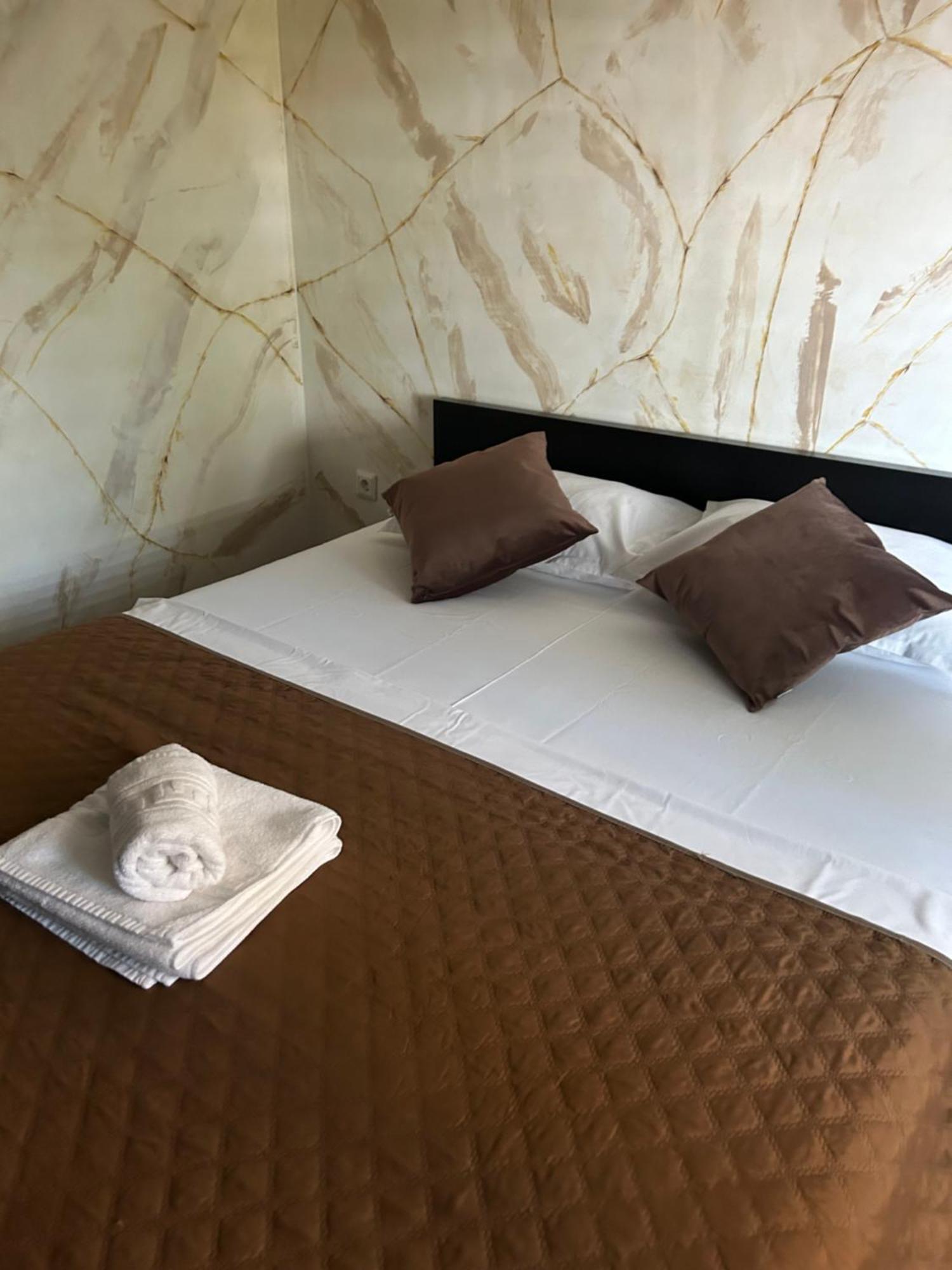 Guest House Târgu Jiu Extérieur photo